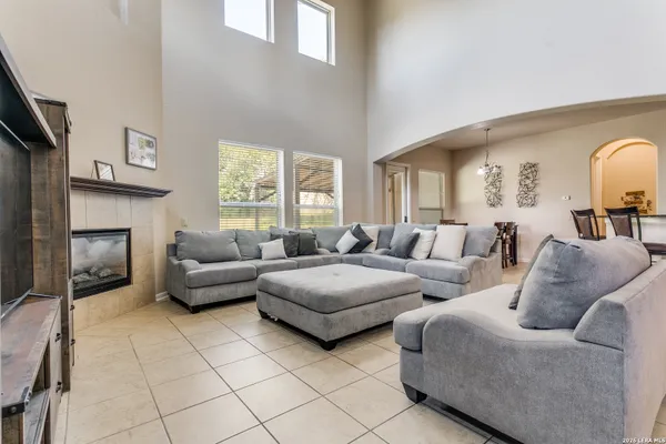 24114 STATELY OAKS