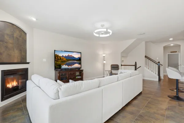 23943 STATELY OAKS