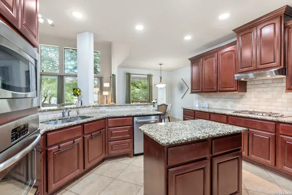 8810 WOODLAND BND