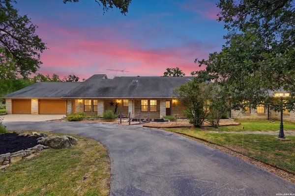 160 CREEKWOOD CT