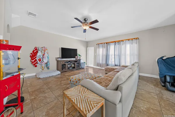23922 STATELY OAKS