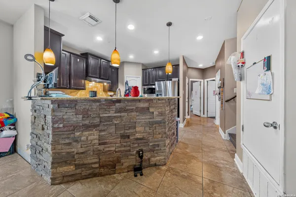 23922 STATELY OAKS
