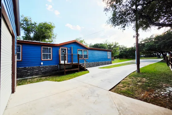 135 LAKESHORE DR