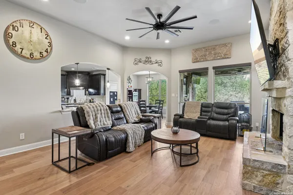 922 SANTA CRUZ LN