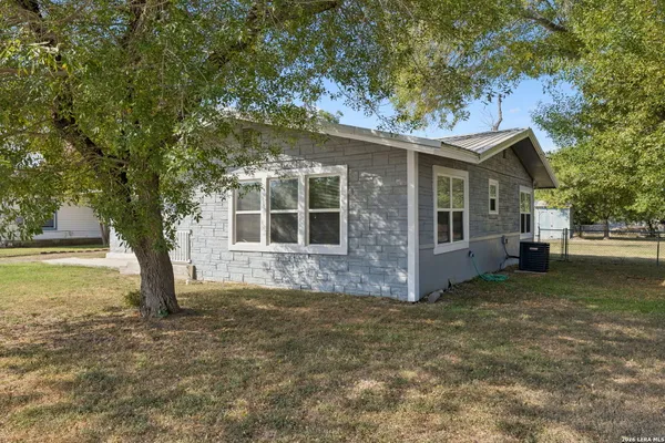 281 N LONE STAR AVE