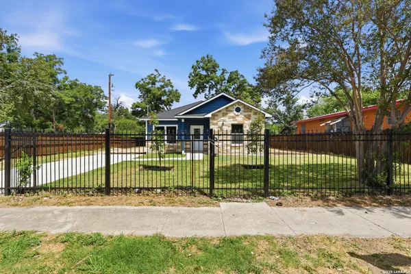 1123 VICKERS AVE