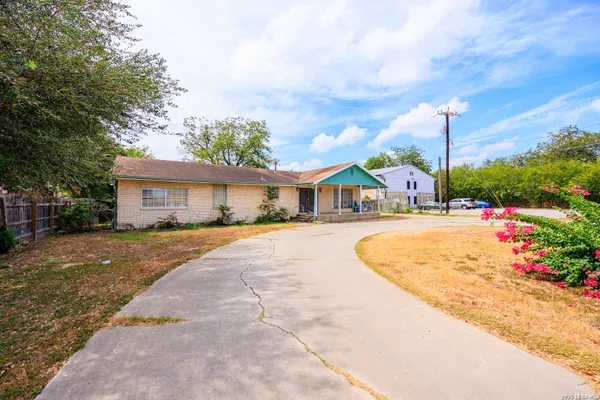122 W FORMOSA
