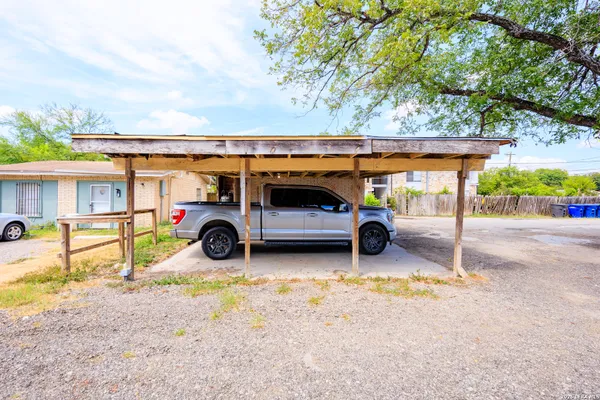 122 W FORMOSA