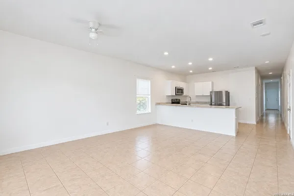925 S SAN JOAQUIN AVE
