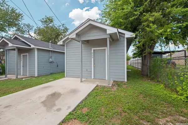 925 S SAN JOAQUIN AVE
