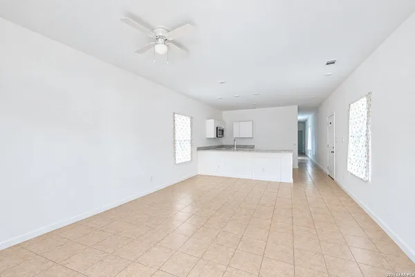 923 S SAN JOAQUIN AVE