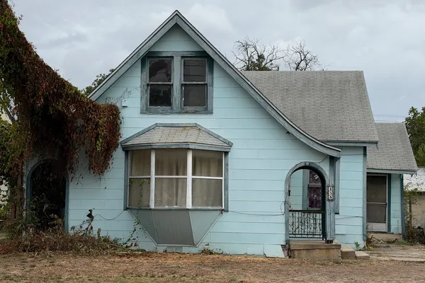 135 E MAYFIELD