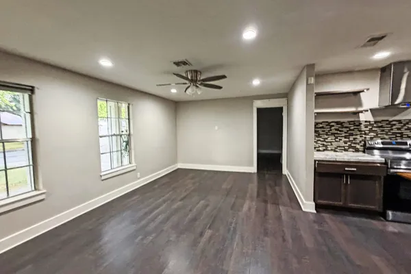 126 KINGSMAN ST