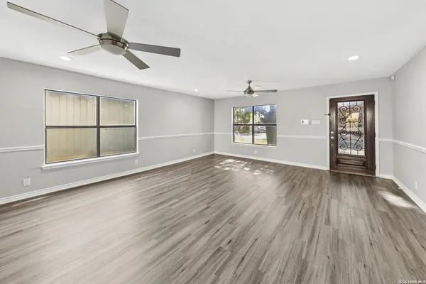 818 MEADOW DL