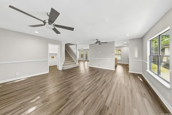 818 MEADOW DL