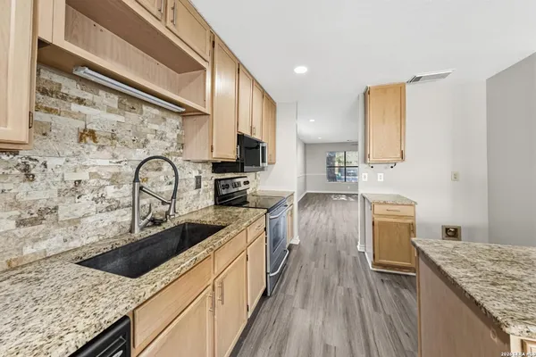 818 MEADOW DL