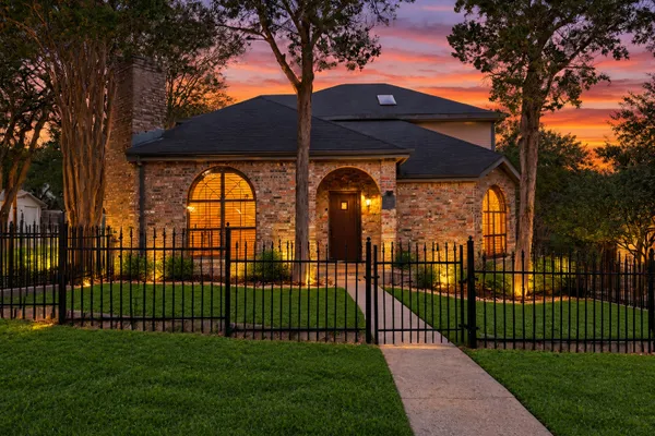 886 MISSION HILLS DR