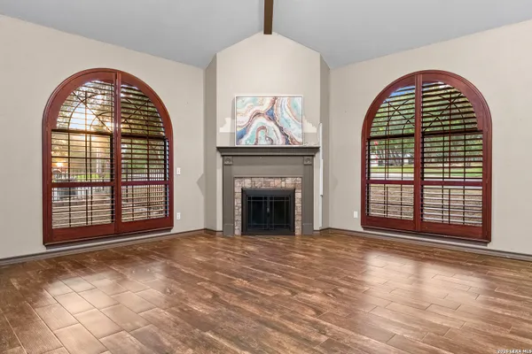 886 MISSION HILLS DR