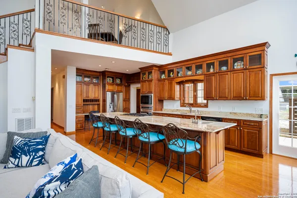 275 LOOKOUT DR