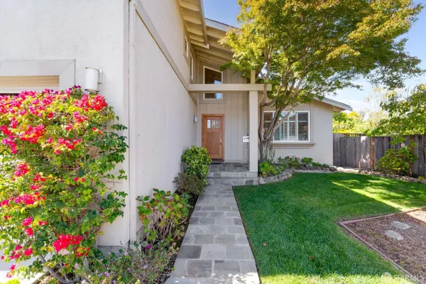 913 LAGUNA CIR