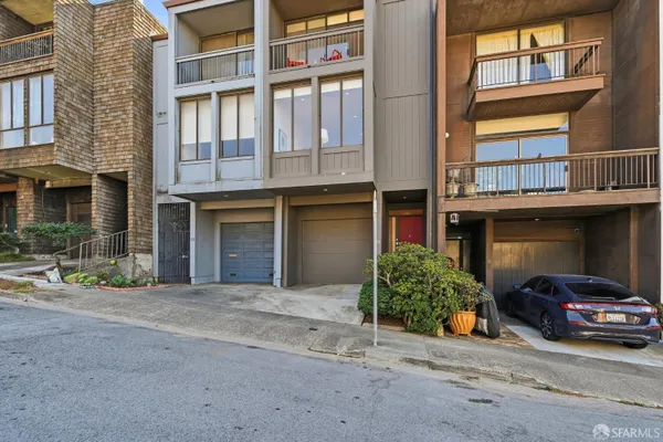 10 TOPAZ WAY