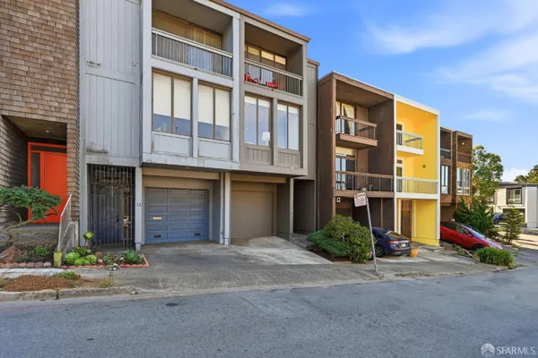 10 TOPAZ WAY