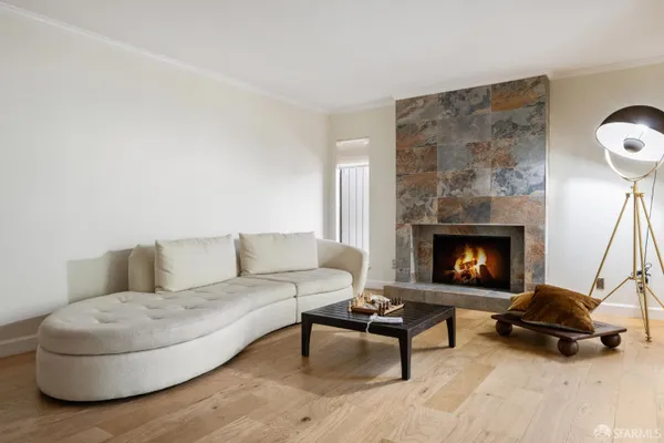 3352 LA MESA DR 6
