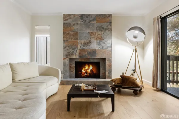 3352 LA MESA DR 6