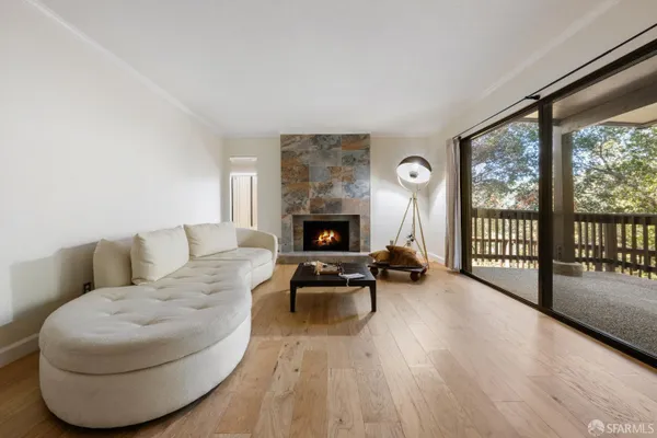 3352 LA MESA DR 6