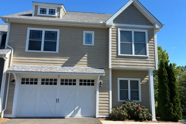11 BLEEKER CIR 11