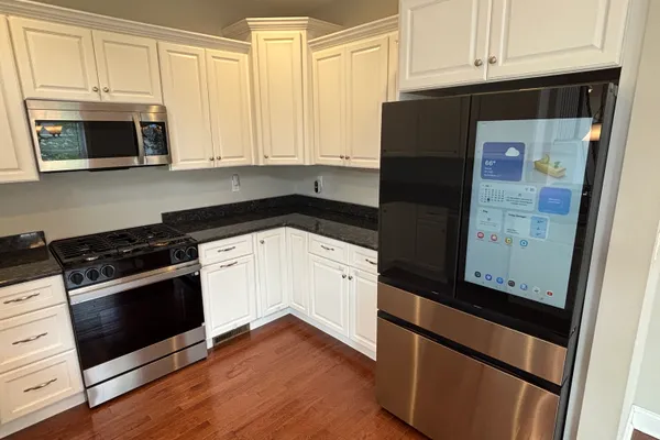 11 BLEEKER CIR 11