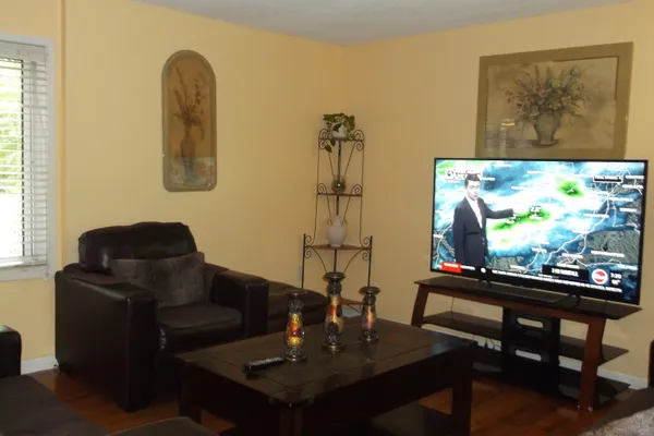 281 GARDNER AVE J4