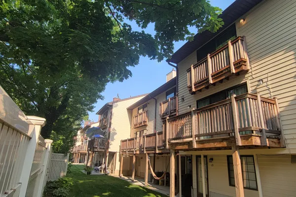 237 STRAWBERRY HILL AVE 23