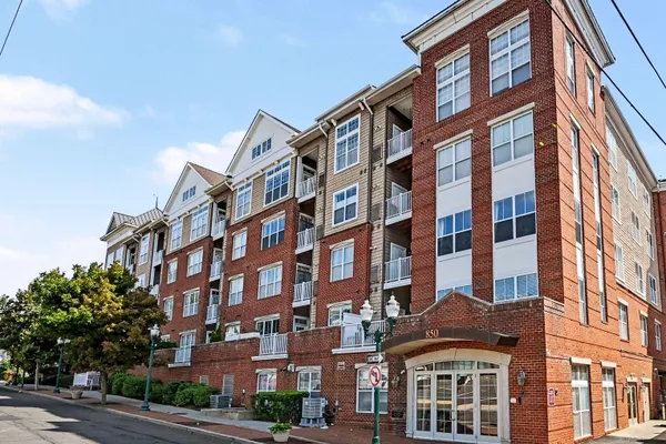 850 E MAIN ST 202