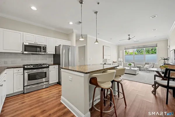 850 E MAIN ST 202