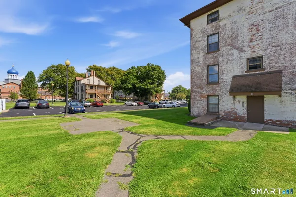 64 VAN BLOCK AVE 9D