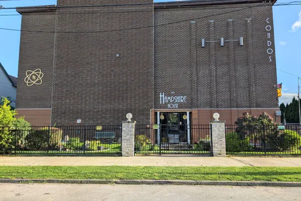 393 LAUREL AVE 302