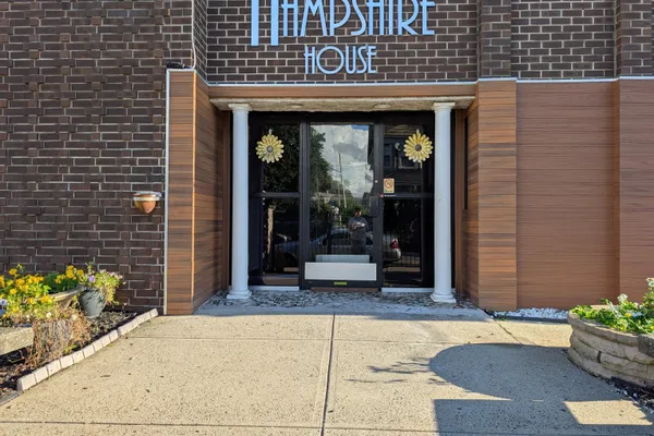 393 LAUREL AVE 302