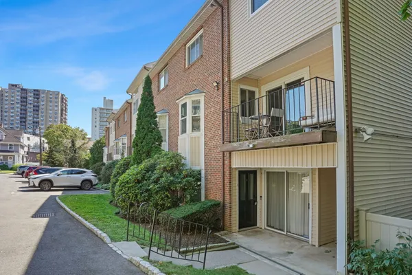 170 FOREST ST 9