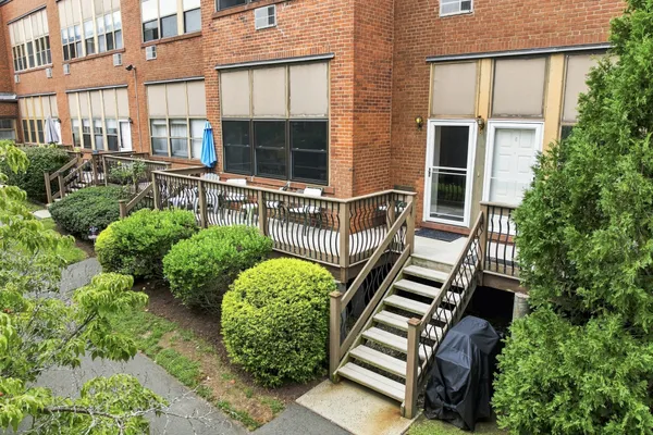 201 COLLEGE ST 10