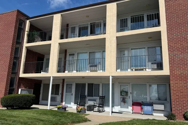 255 W WALK 255