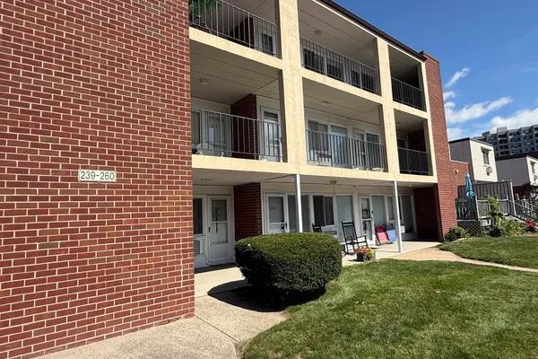 255 W WALK 255