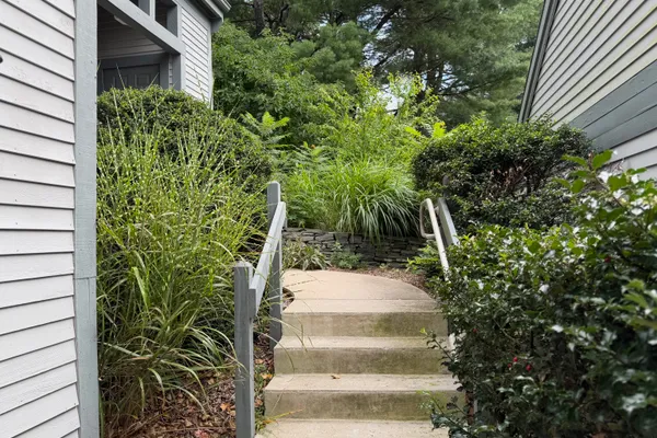 4 SWEETBRIAR LN 4