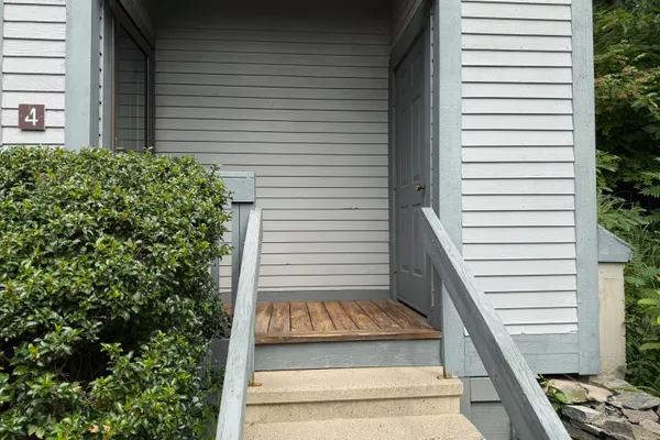4 SWEETBRIAR LN 4