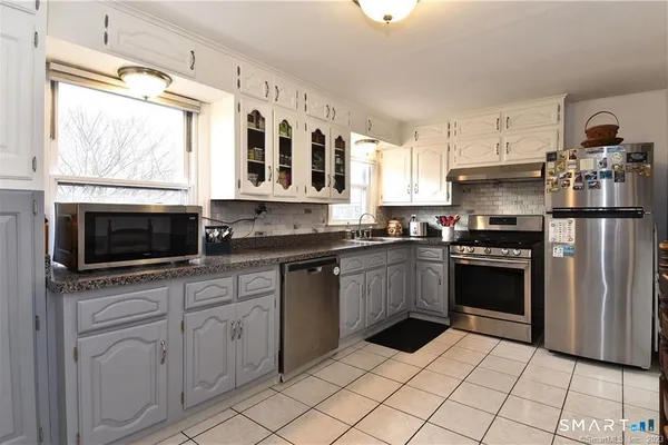 32 BARTON CIR