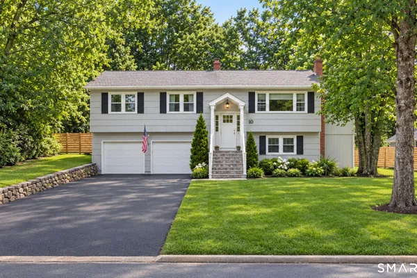 10 GRUMMAN AVE