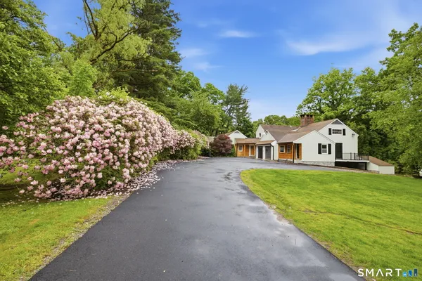 1 TULIP TREE LN