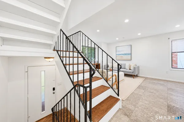 33 COLONIAL RD 4
