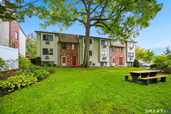 33 COLONIAL RD 4
