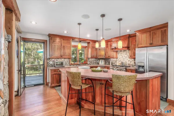 81 LAKESIDE DR